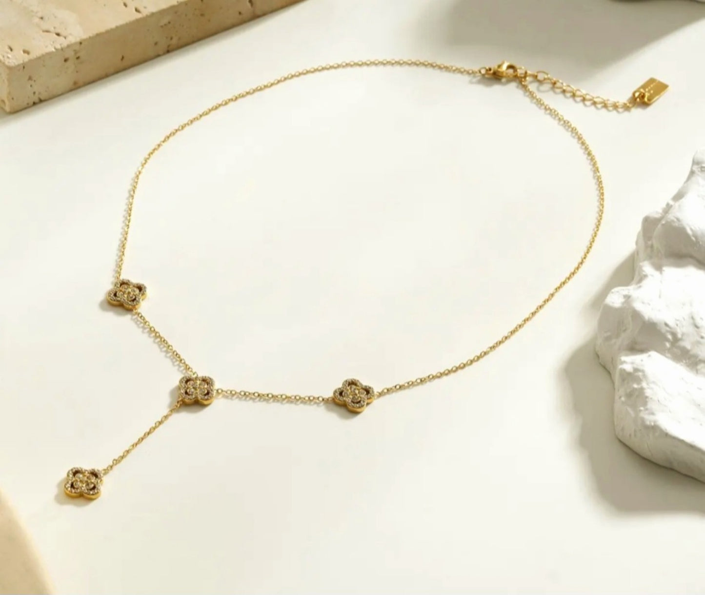 Collier Y doré à trèfles sertis