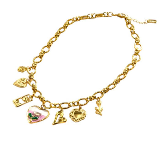 Collar romántico de corazones y símbolos