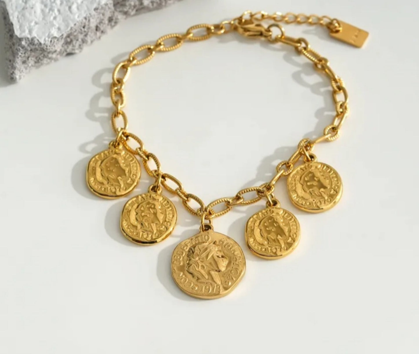 Pulsera con dije de moneda antigua