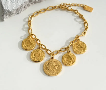 Pulsera con dije de moneda antigua