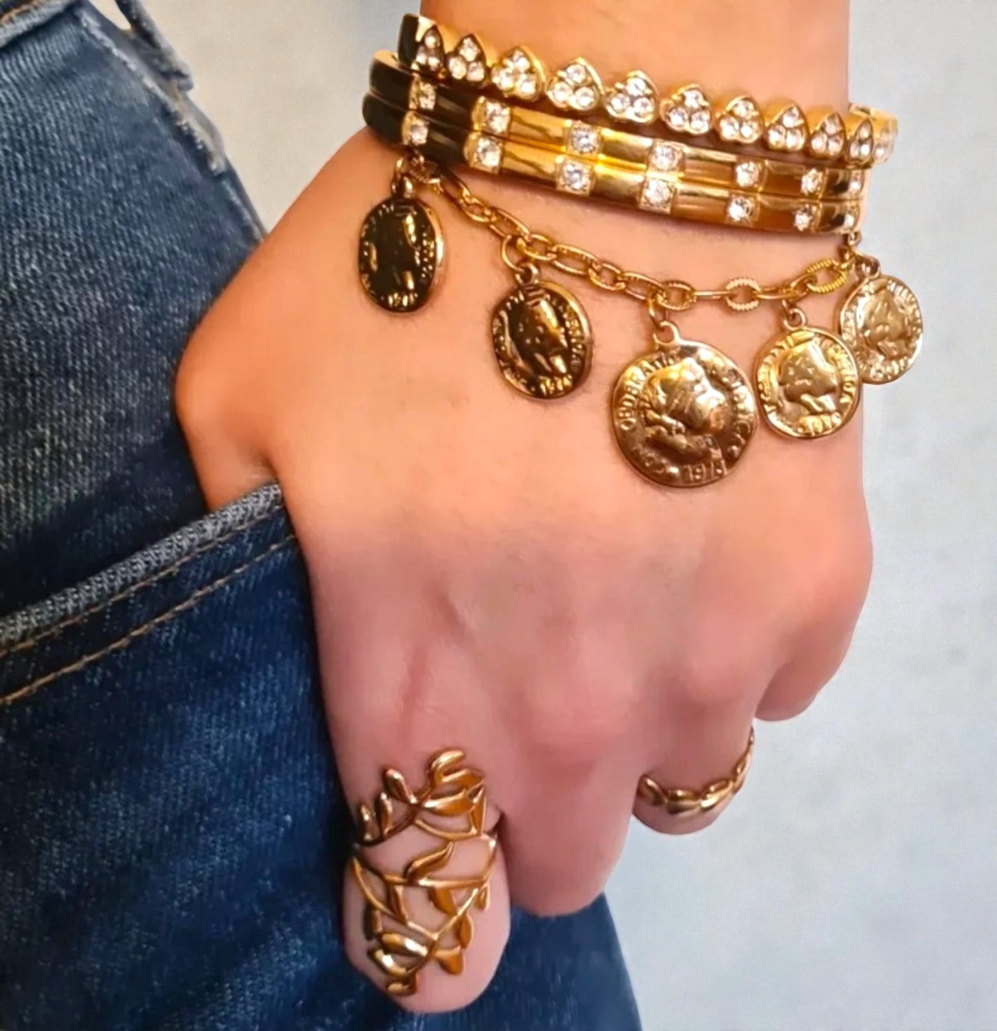 Pulsera con dije de moneda antigua