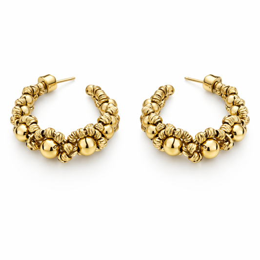 Pendientes de aro bañados en oro con cuentas texturizadas