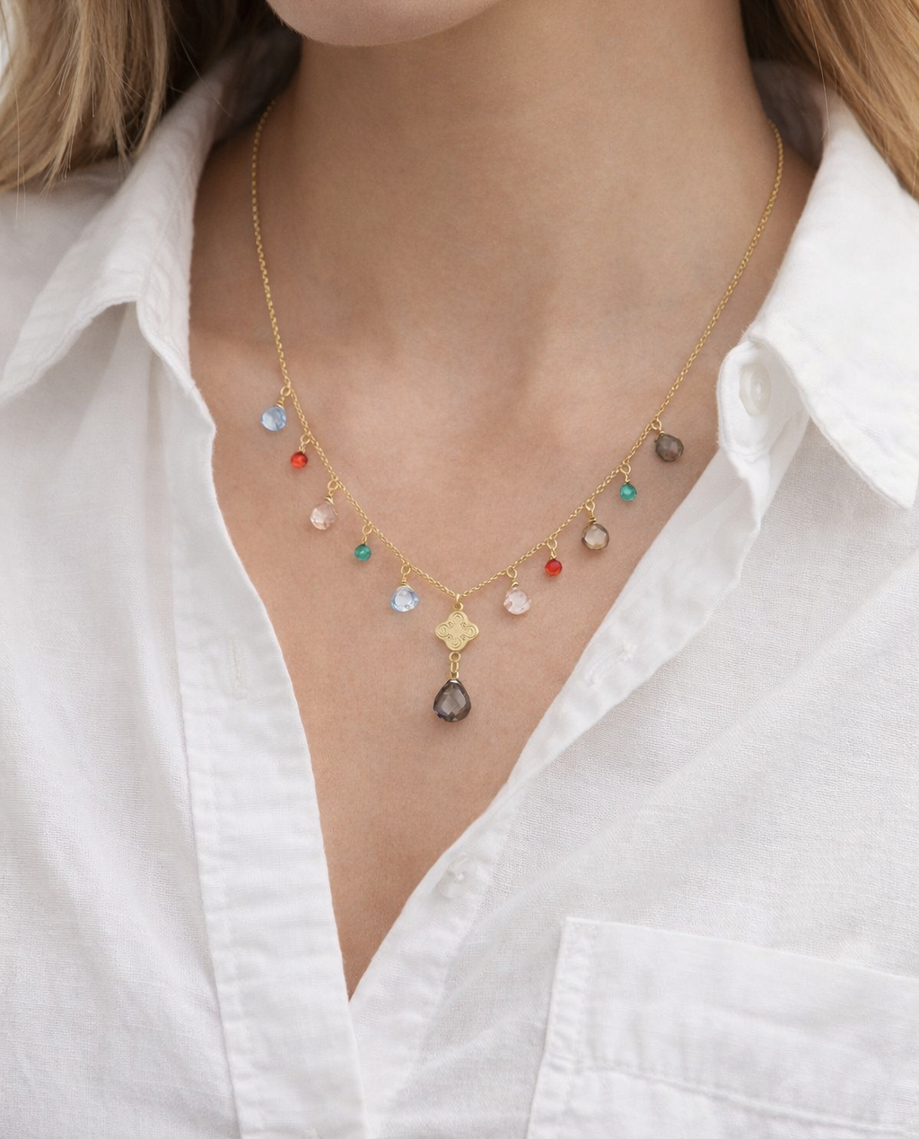 Collar de oro con borlas multicolores