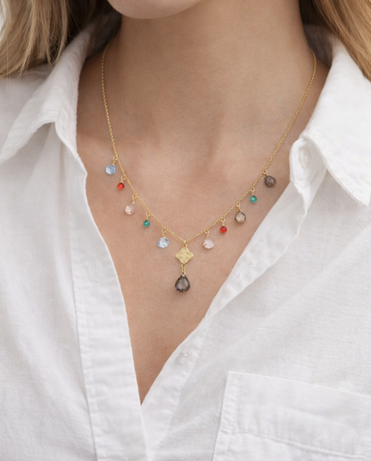 Collar de oro con borlas multicolores