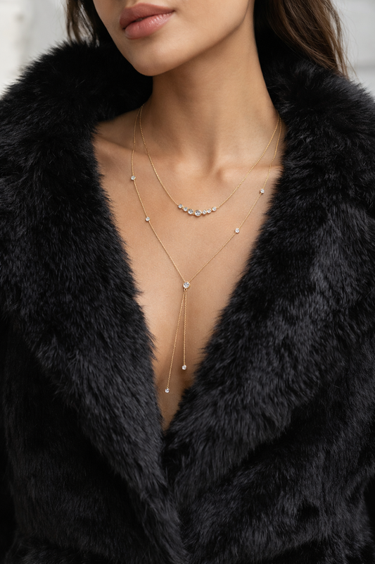 Collar dorado en forma de Y con piedras brillantes