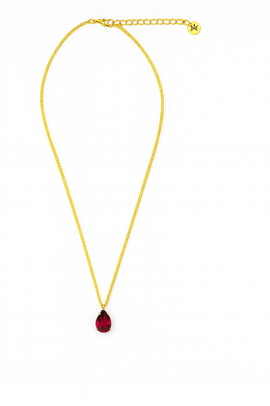 Collier doré avec pendentif goutte rubis