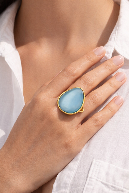 Anillo de oro con cabujón azul