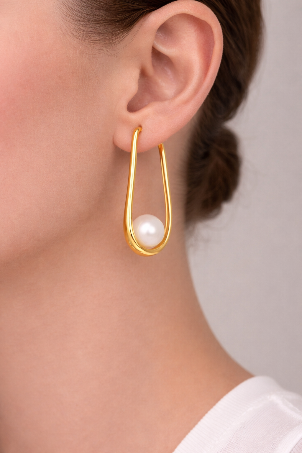 Pendientes colgantes en forma de U de oro con perla