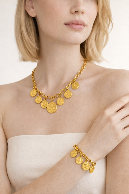 Collar con dije de moneda antigua