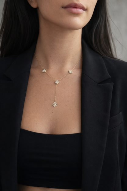 Collier Y doré à trèfles sertis